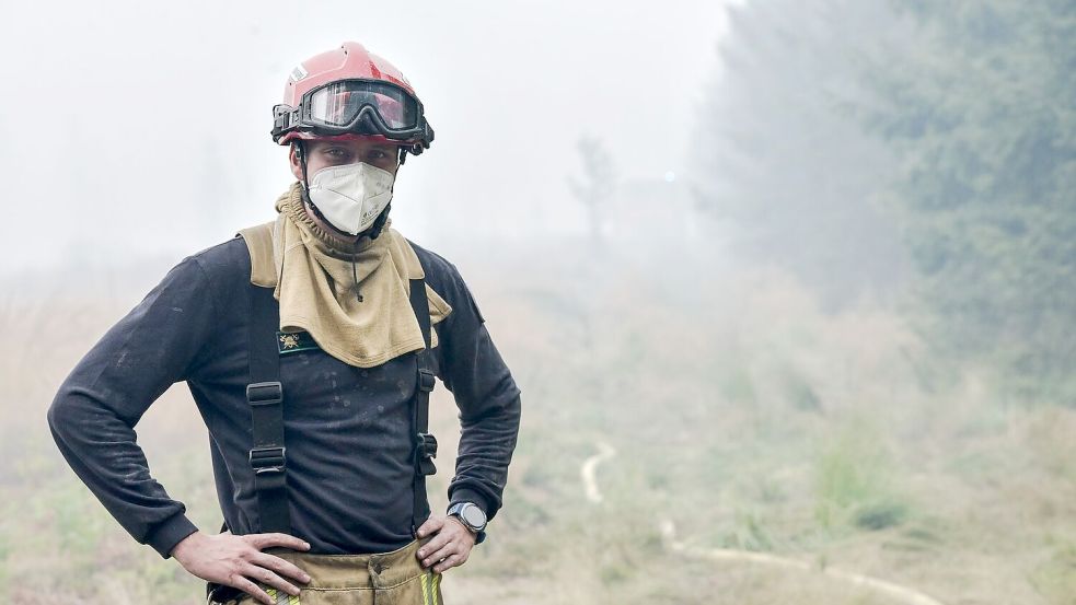 Ein Feuerwehrmann bei den Löscharbeiten im Hohen Venn Foto: Nicolas Lambert