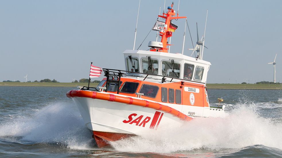 Das Seenotrettungsboot schleppte das havarierte Sportboot nach Neuharlingersiel. Symbolfoto: Die Seenotretter – DGzRS