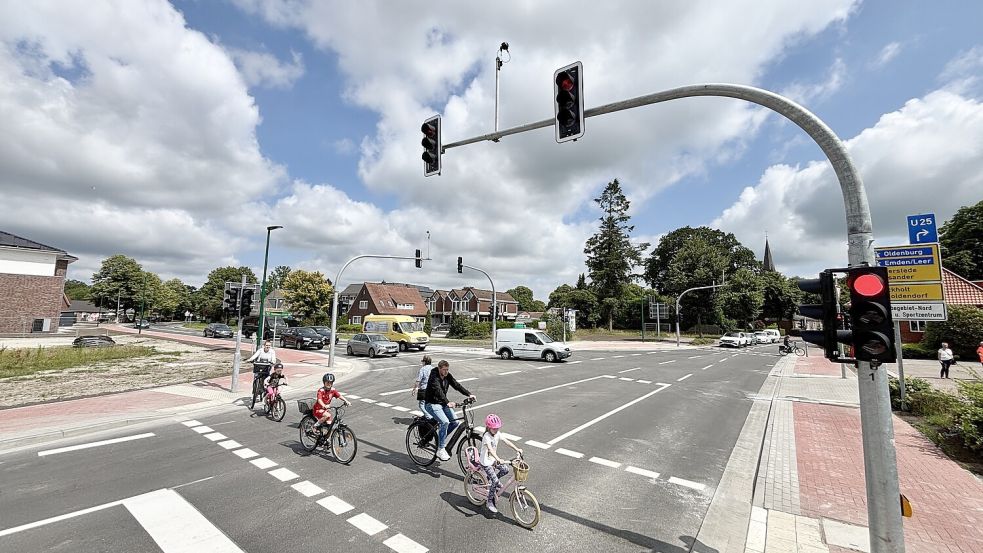 Die neue Ampel an der Kreuzung Ostertorstraße/Schützenstraße in Remels soll bei Fußgängern und Radfahrern für mehr Sicherheit sorgen. Foto: Klaus Ortgies/Archiv