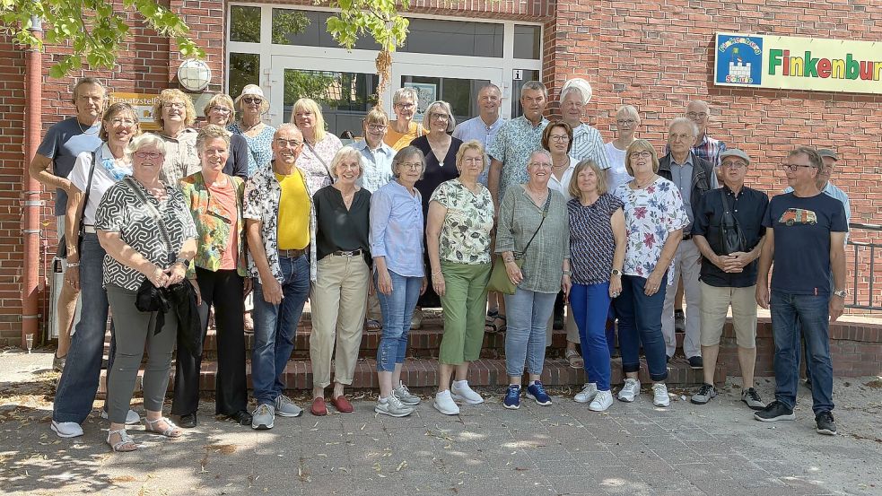 Vor der Finkenburgschule in Wittmund stellten sich die ehemaligen Realschülerinnen und Realschüler dem Fotografen. Foto: privat
