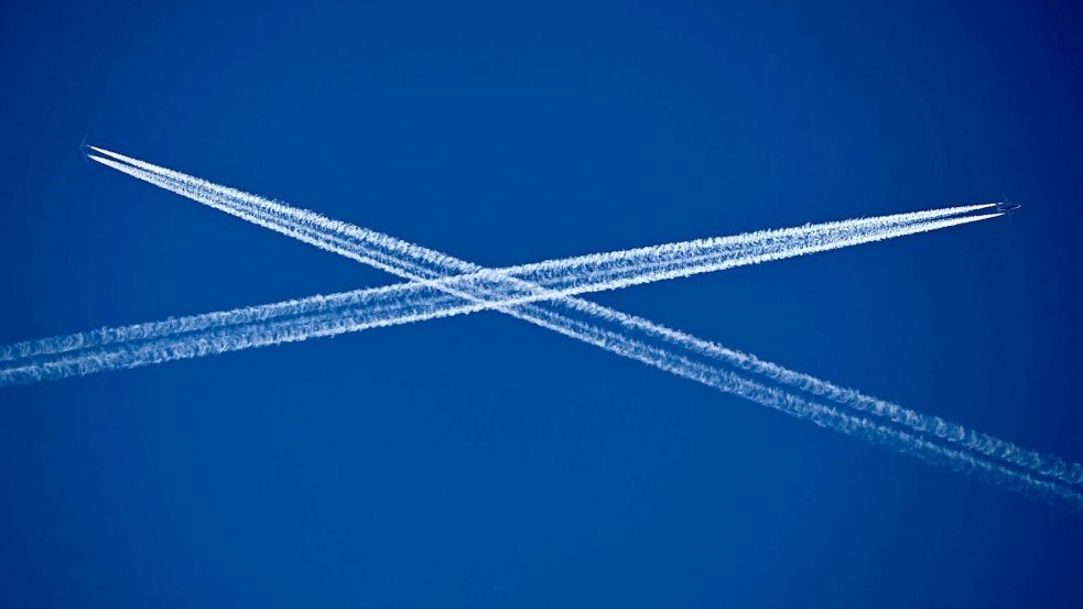 Kondensstreifen können Schleierwolken erzeugen, die zur Erderwärmung beitragen. (Symbolbild) Foto: Arne Dedert