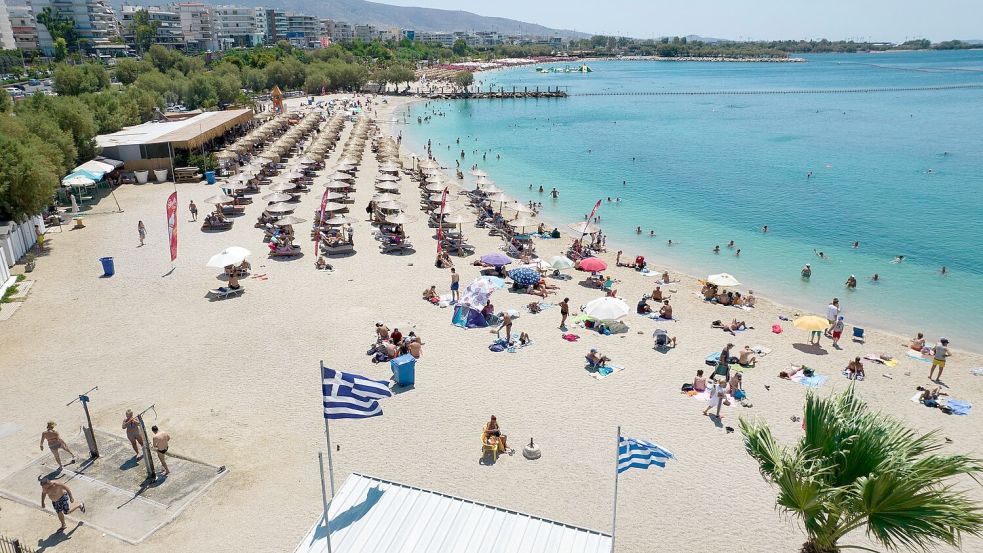 Tragödie im Urlaubsparadies: Das frisch verheiratete Paar wollte in Griechenland Flitterwochen machen. (Symbolbild) Foto: Yorgos Karahalis/AP/dpa