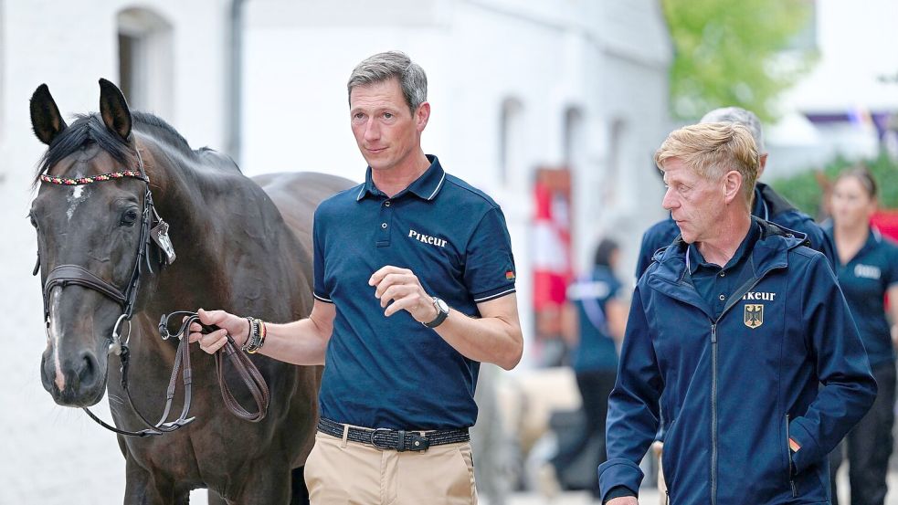 Die Routiniers Daniel Deußer (l) und Marcus Ehning (r) wollen bei der WM eine Medaille gewinnen. Foto: Uwe Anspach