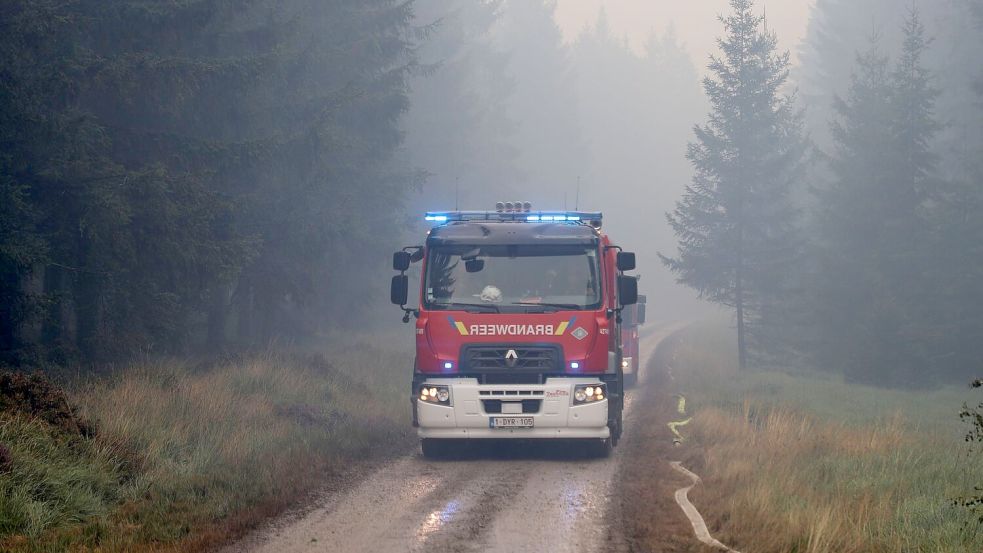 Der kräftezehrende Einsatz dauert an. Foto: Sascha Thelen