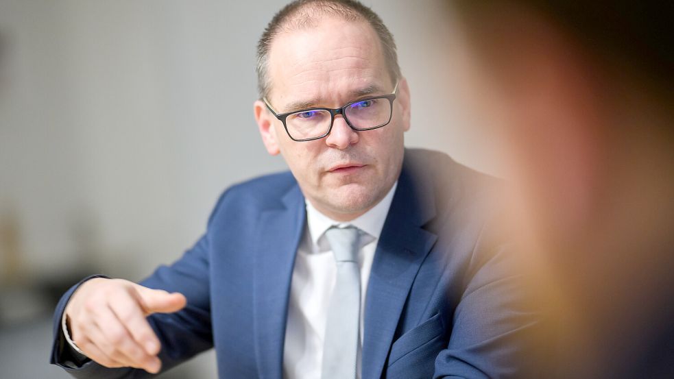 Der niedersächsische Wirtschafts- und Bauminister Grant Hendrik hat jetzt Stellung bezogen zum Thema „Solaranlagen auf roten Dächern“. Foto: Julian Stratenschulte/DPA