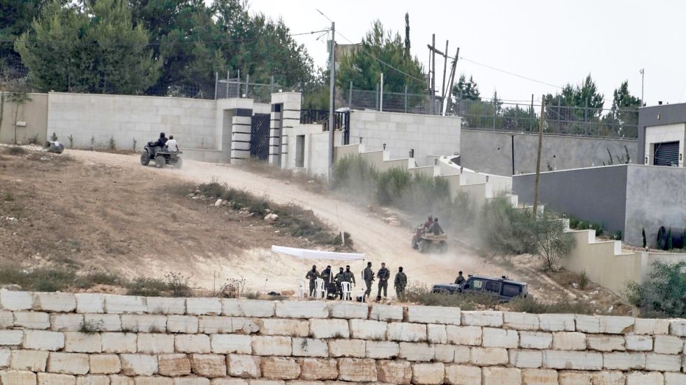 Eine Einheit der Armee patrouilliert in Kusra im besetzten Westjordanland. In der Nähe stehen Häuser einer palästinensischen Familie, die von israelischen Siedlern belagert werden. (Archivbild) Foto: Majdi Mohammed