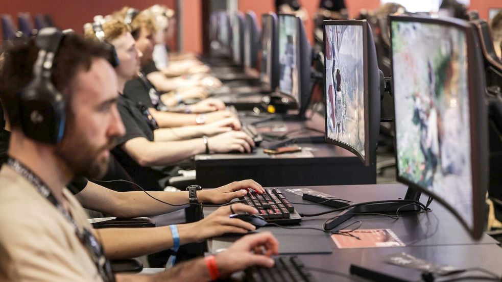 Einmal zur Probe spielen, bitte: Gamescom-Besucher im Jahr 2025. Auch dieses Jahr dürfte es voll werden bei dem Gamingevent. (Archivbild) Foto: Oliver Berg