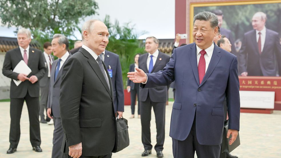 Die beiden Autokraten Vladimir Putin (Li.) und Xi Jingping (Re.) wurden unbeabsichtigt bei einem Gespräch über Unsterblichkeit aufgenommen. Was erstmal wie eine Gesundheits-Utopie klingt hat geopolitische Hintergründe. Foto: IMAGO / ITAR-TASS