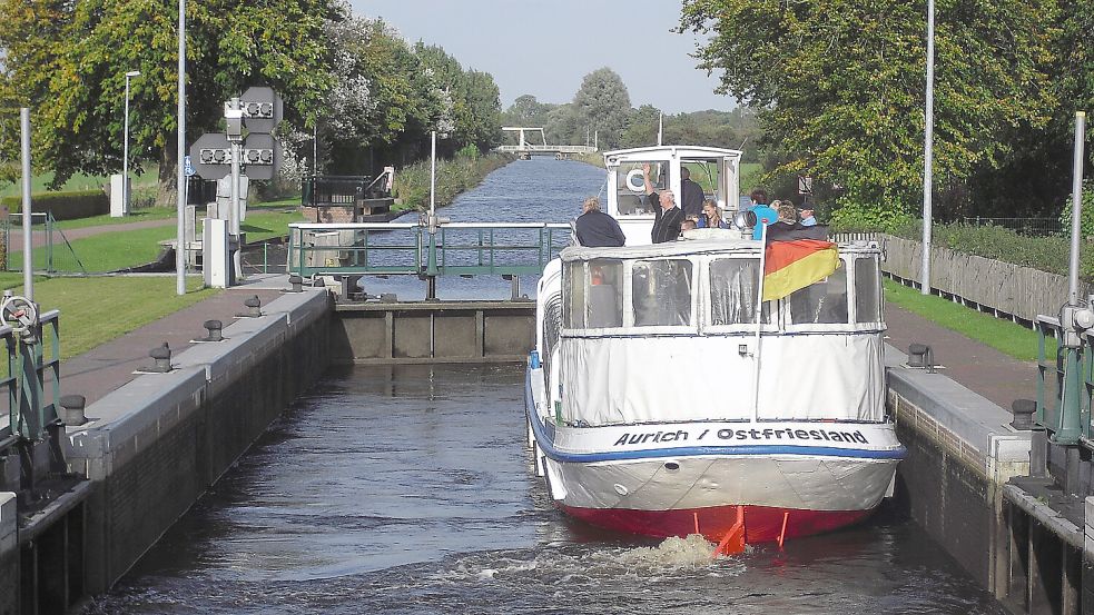 Die MS Stadt Aurich fährt durch die Schleuse Kukelorum. Die Schleuse ist ein beliebtes Ausflugsziel und nicht nur für die Passagiere der Schiffe spannend, sondern auch für viele Radfahrer. Foto: Archiv
