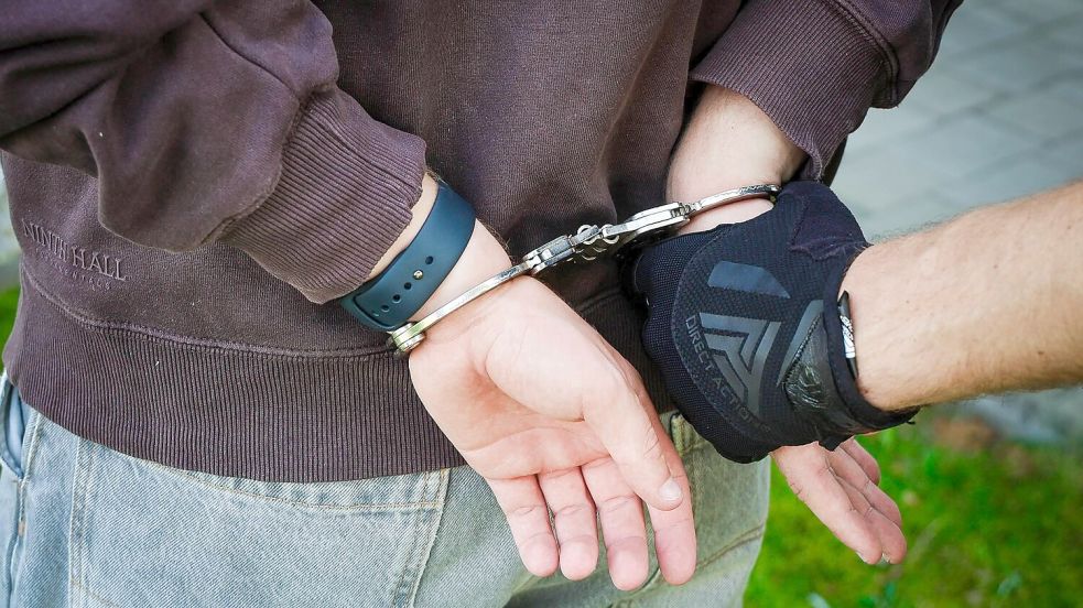 Die Polizei hat nach bewaffneten Überfällen auf ein Bremer Hotel und einen Kiosk einen Tatverdächtigen festgenommen. Er sitzt in Untersuchungshaft. Foto: imago images/Daniel Scharinger