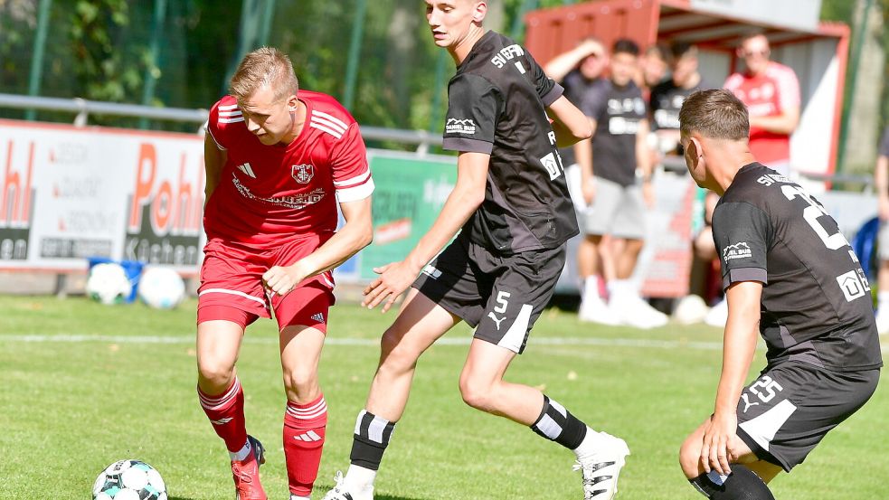 TuRa 07 Westrhauderfehn (links Janek de Buhr) ergatterte im ersten Heimspiel einen Punkt gegen Großefehn, will nun gegen Aurich dreifach punkten. Foto: Hans Damm