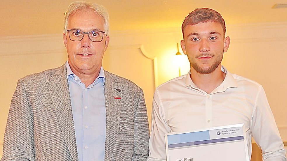 Obermeister Uwe Tellkamp (links) zeichnete Jan Pleis für die beste Prüfung aus. Foto: Bodo Wolters