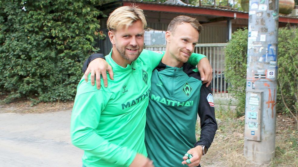 Niclas Füllkrug umarmt seinen ehemaligen Mitspieler Christian Groß bei seiner ersten Trainingseinheit seit seiner Rückkehr zu Werder. Foto: Kai Moorschlatt