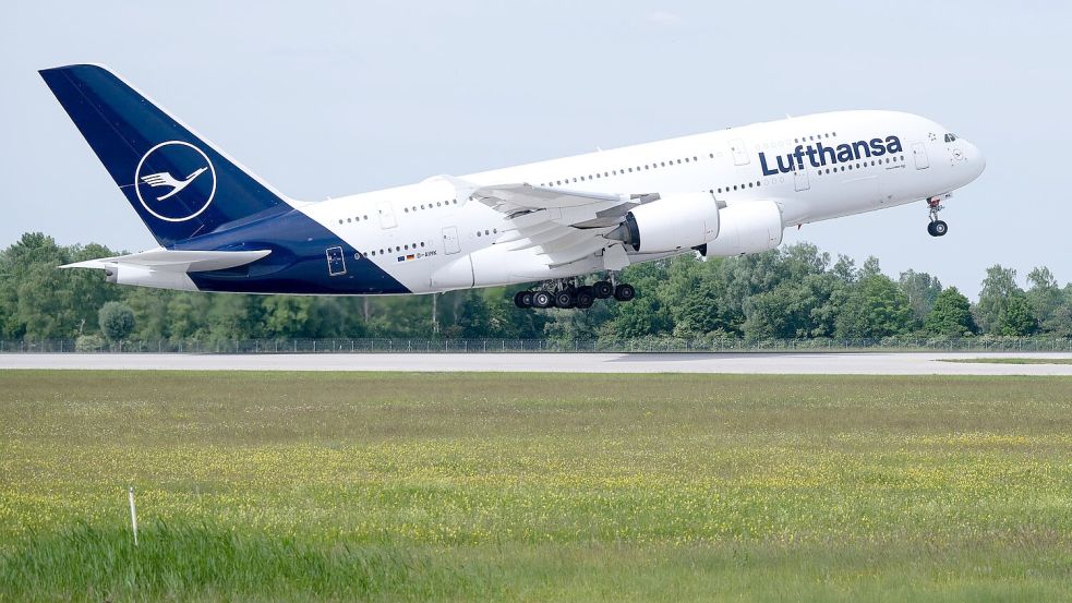 Eine A380 setzte am Montagabend zu früh auf (Archivbild). Foto: Sven Hoppe