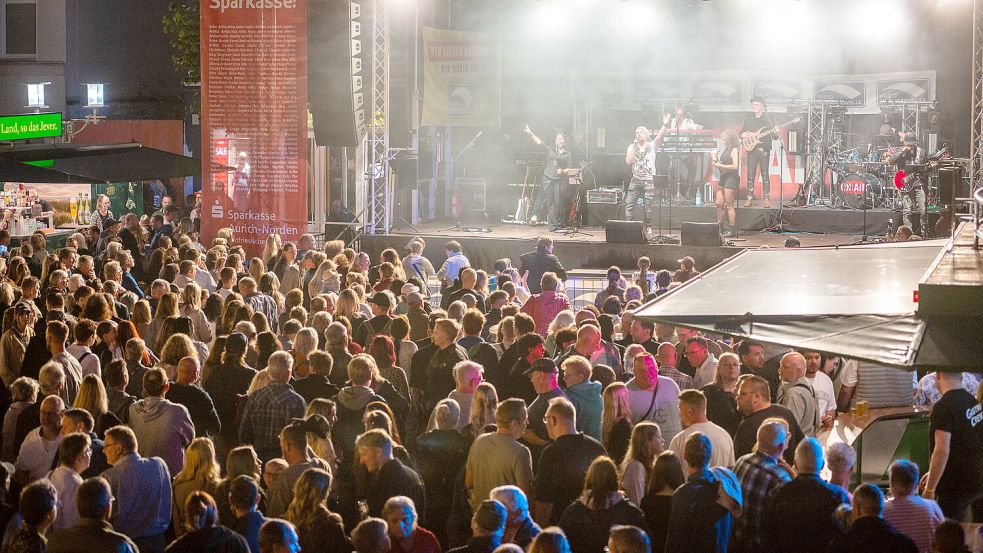 Ganz unabhängig von der Kritik im Nachgang: Rund 45.000 Besucher feierten beim 49. Auricher Stadtfest eine fröhliche Party in der Innenstadt, beispielsweise am Samstagabend auf dem Marktplatz. Foto: Stephan Friedrichs
