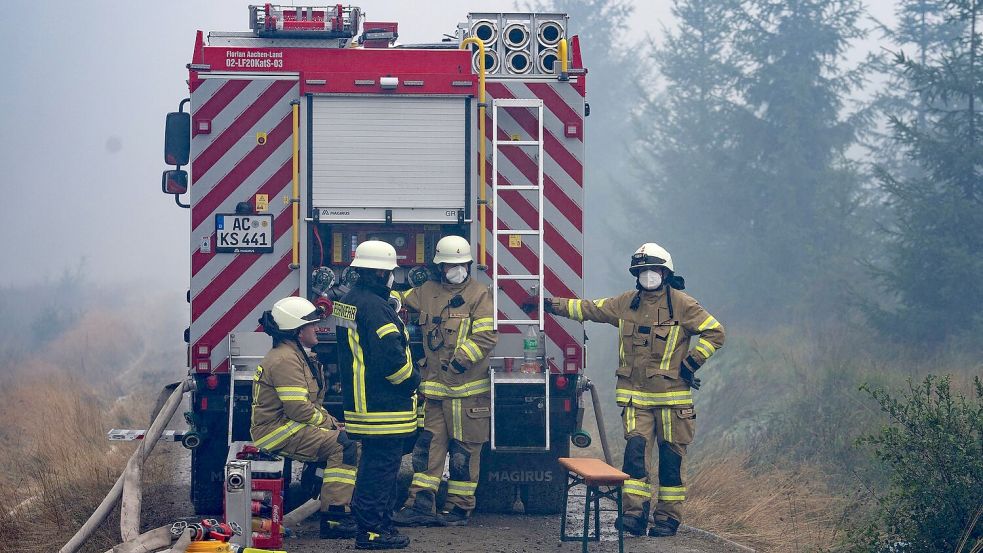 Hunderte von Feuerwehrleuten sind an der Eindämmung des Brands im Naturschutzgebiet Hohes Venn beteilgt. Foto: Alexander Franz