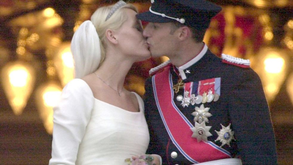 Märchenhochzeit in Norwegen: Vor 25 Jahren heirateten Kronprinz Haakon und Mette-Marit. (Archivbild) Foto: Martin Athenstädt / dpa