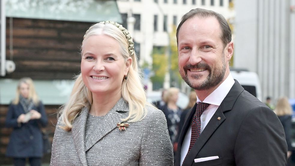 Kronprinz Haakon und Kronprinzessin Mette-Marit halten seit 25 Jahren fest zusammen. (Archivbild) Foto: Jens Kalaene