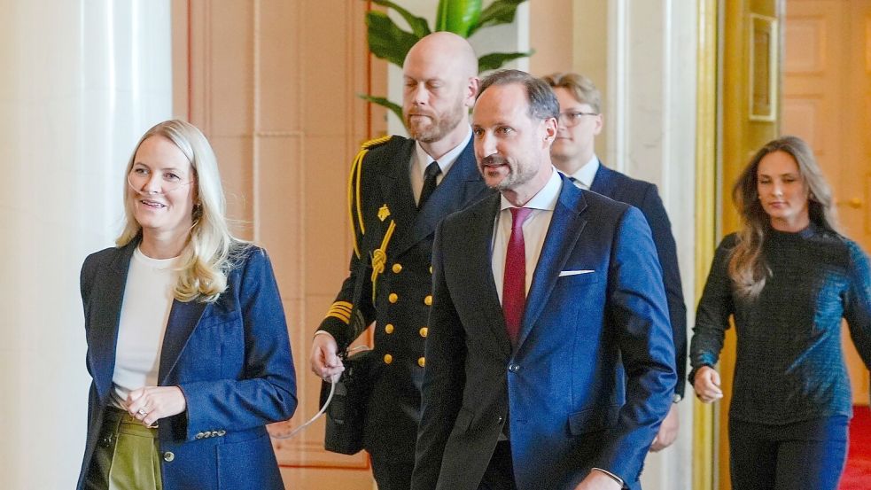 Bei öffentlichen Terminen sah man Mette-Marit (links) im Frühjahr manchmal mit Sauerstoffgerät. Die Kronprinzessin leidet an einer schweren Lungenkrankheit. (Archivbild) Foto: Lise Åserud/NTB Pool/dpa