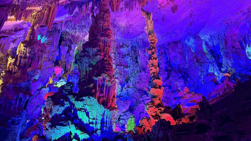 Die Schilfrohrflötenhöhle wird mit Licht in Szene gesetzt. Foto: Jessica Weiser