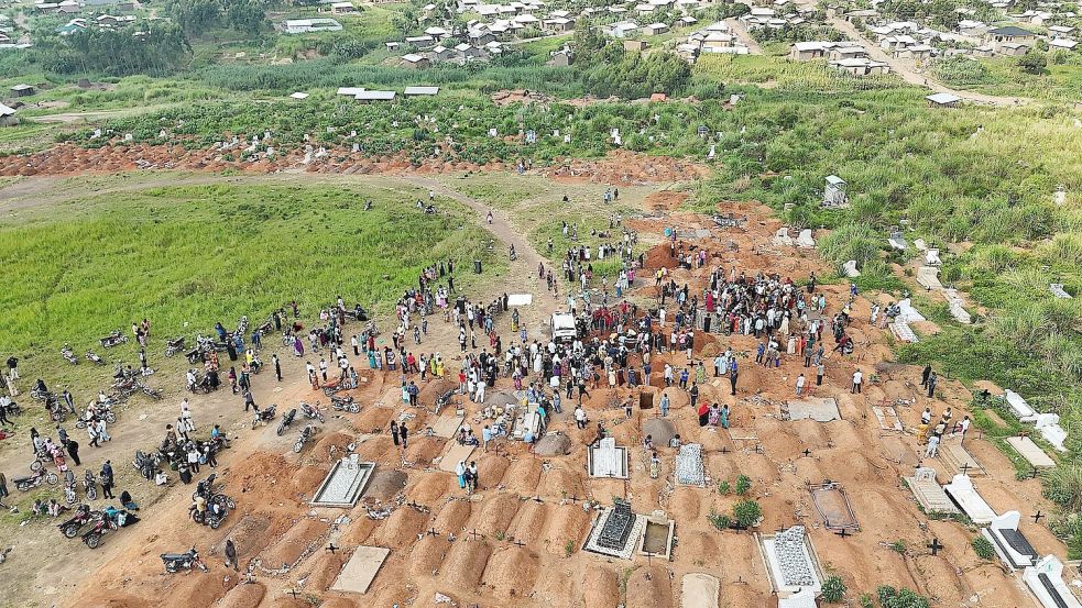 Fast jeder zweite der mehr als 5.000 Ebola-Patienten ist an der gefährlichen Fieberkrankheit gestorben. (Archivbild) Foto: -/XinHua/dpa