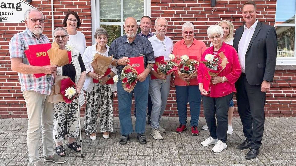 Das Foto zeigt (von links): Jürgen Kramm, Margrit Kramm, Tamara Faß, Hildegard Hinrichs, Jürgen Kuprat, Uwe Märtens, Bernd Kollenbroich, Roswita Mandel, Helga Knoblich, Claudia Ahlrichs und Wittmunds Landrat Holger Heymann. Foto: SPD Wittmund