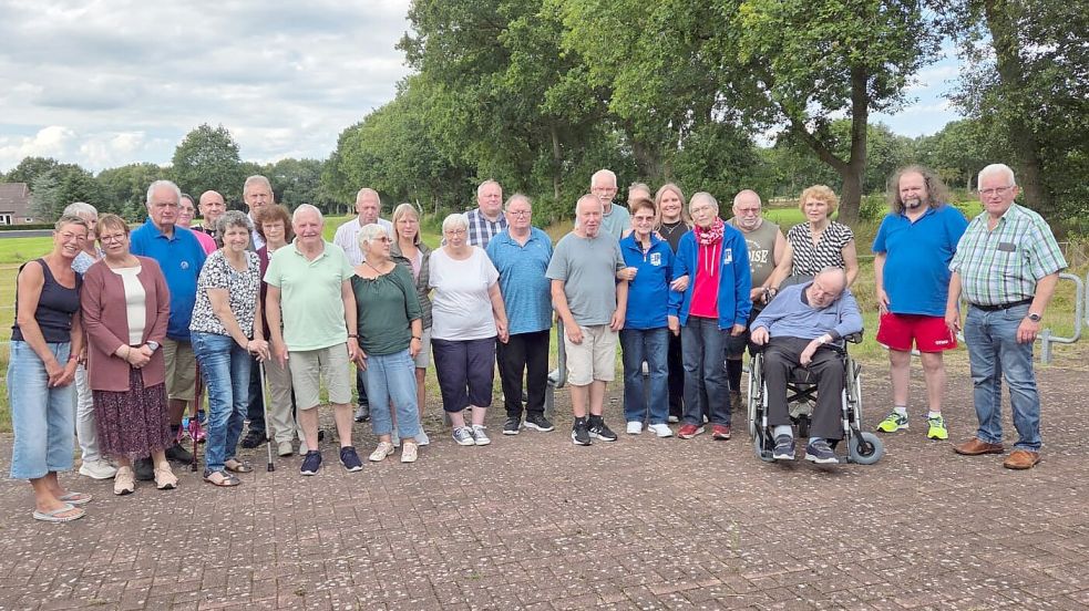 Mitglieder des Ping-Pong-Parkinson-Stützpunkts in Neudorf sowie deren Angehörige feierten ein Sommerfest. Foto: privat