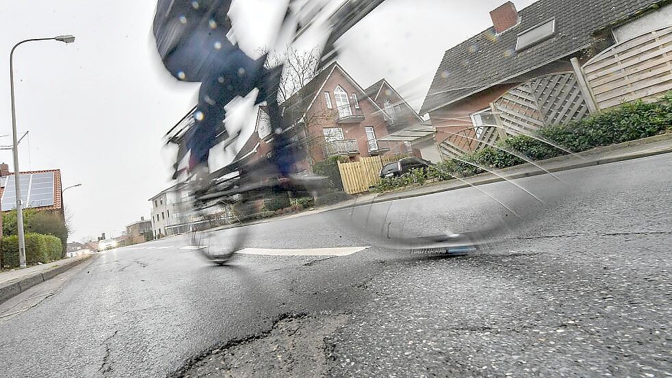Schlaglöcher, Versackungen, aufgeplatztes Straßenpflaster sind in Weener ein Dauerärgernis für die Verkehrsteilnehmer. Foto: Klaus Ortgies/Archiv