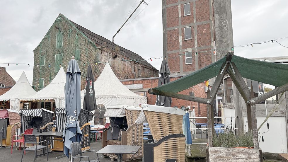 Die Außengastronomie im „Hafen 55“ nimmt beträchtlichen Raum ein. Foto: Oliver Bär