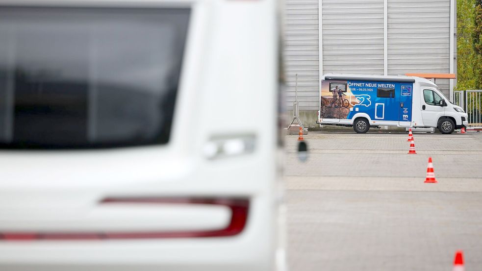 Erste Reisemobile und Wohnwagen sind bereits eingetroffen an den Düsseldorfer Messehallen, nächste Woche werden es noch deutlich mehr. Foto: Christoph Reichwein