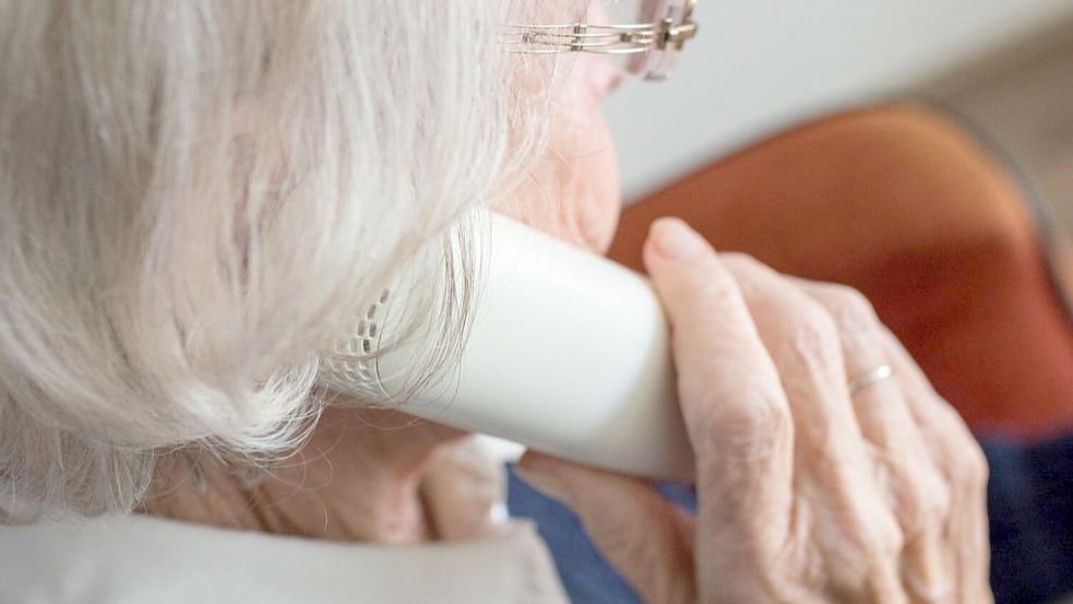 Am Telefon wird der 84-Jährigen erzählt, dass ihr Enkel im Krankenhaus sei und finanzielle Hilfe brauche. Foto: Pixabay