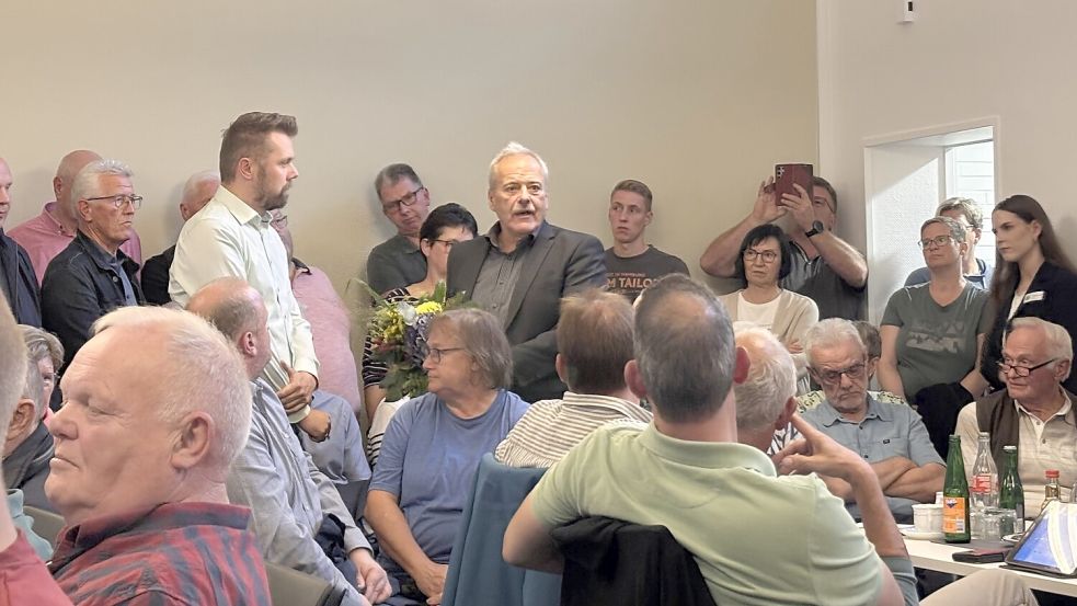 Zur Wiederwahl bekam Joachim Duin (CDU) einen Blumenstrauß von Samtgemeindebürgermeister Uwe Themann überreicht. Foto: Jasmin Oltmanns