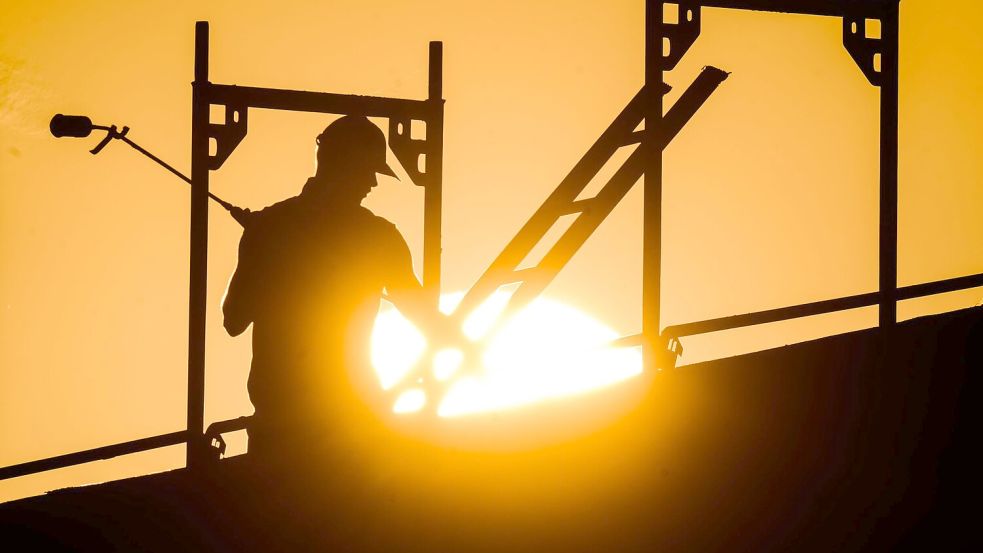 Für jemanden auf einem Gerüst könne nachlassende Konzentration schwerwiegende Folgen haben, so DGUV-Hauptgeschäftsführer Fasshauer. (Symbolbild) Foto: Julian Stratenschulte