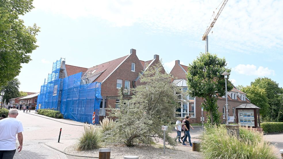 Noch wird das ehemalige Seniorenhuus in Greetsiel umgebaut, aber die ersten Ferienwohnungen haben bereits Interessenten. Foto: Heinz Wagenaar/Archiv