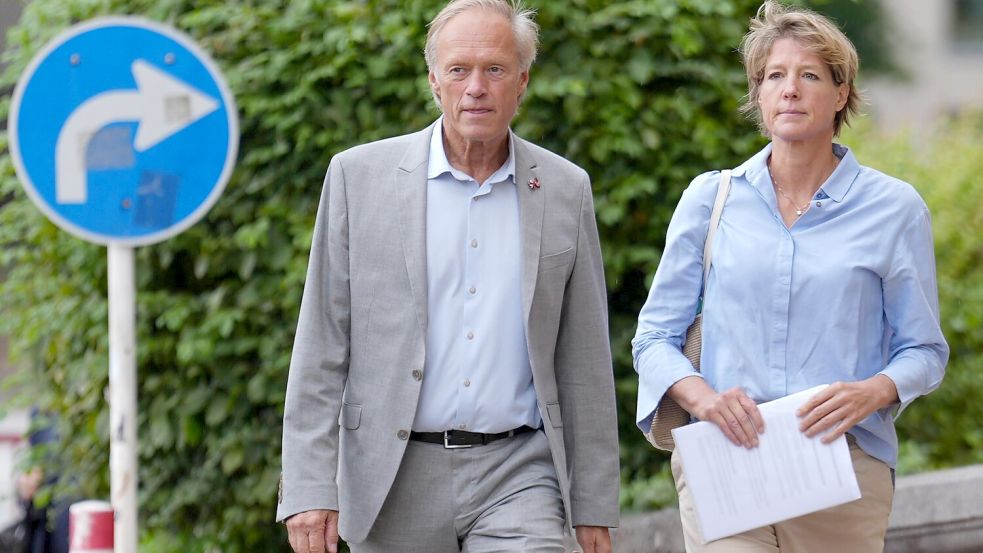 Nach den Aussagen der Chef-Ermittlerin im Block-Prozess gibt der Verteidiger von Gerhard Delling eine Erklärung dazu ab. Foto: dpa/Marcus Brandt