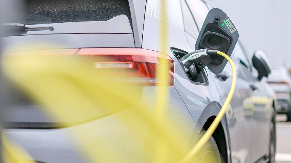 Die Verbraucherzentralen setzen auf mehr günstige E-Autos. (Archivbild) Foto: Jan Woitas