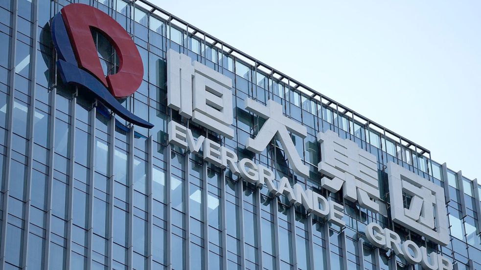 Der Konzern Evergrande wurde zum Symbol der chinesischen Immobilienkrise. Nun wurde sein Gründer zu lebenslanger Haft verurteilt. (Archivbild) Foto: Ng Han Guan/AP/dpa