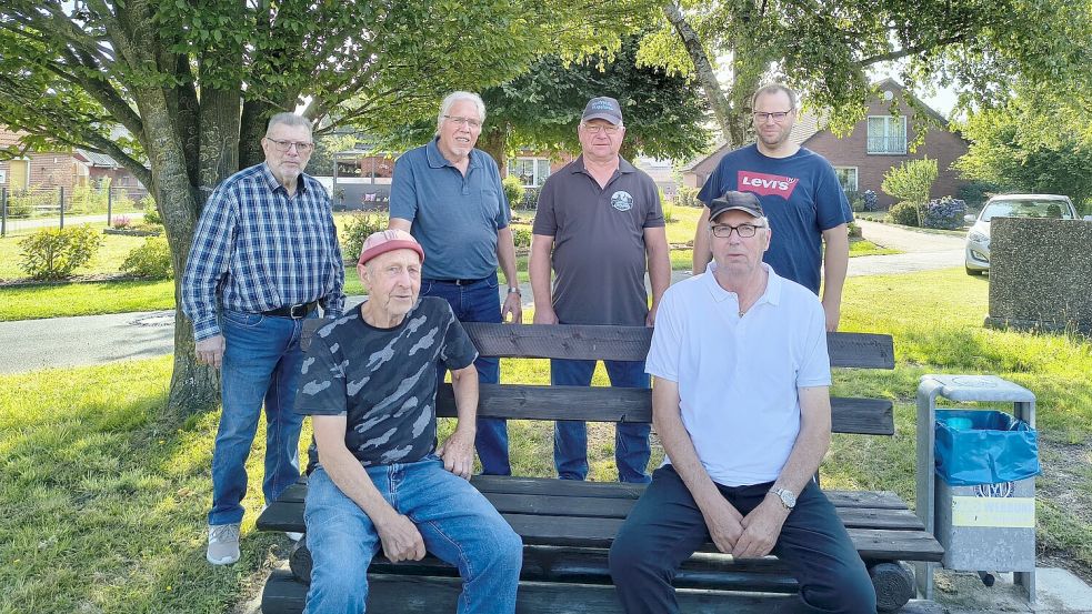 Sie arbeiten Hand in Hand (hinten, von links): Hinrich Sap (Ortsvorsteher Diele/Dielerheide), Bernhard Siemons (Ortsvorsteher Stapelmoor/Stapelmoorerheide), Bodo Scheffer und Kim-Uwe Siemons sowie Theo Poppinga (sitzend, von links) und Bernhard Röskens vom Dorfverein. Foto: privat