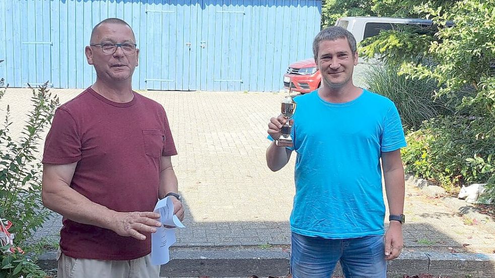 Sein New-Hampshire-Hahn bescherte Michael Feeken (rechts) den Sieg in der Kategorie Große Hühner. RGZV-Vorsitzender Dieter Becker gratuliert. Foto: privat