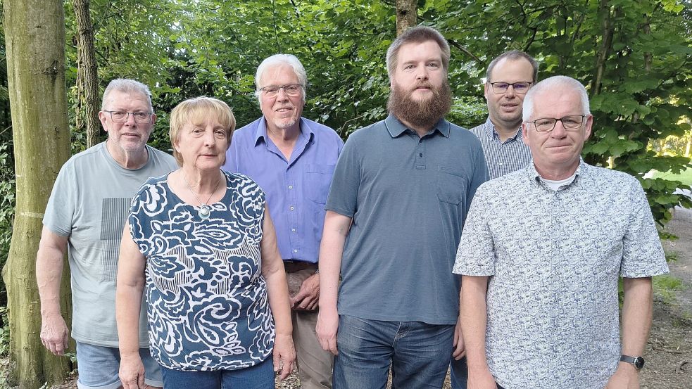 Bernhard Siemons (3. von links) führt den SPD-Ortsverein Stapelmoor/Oberrheiderland. Foto: privat