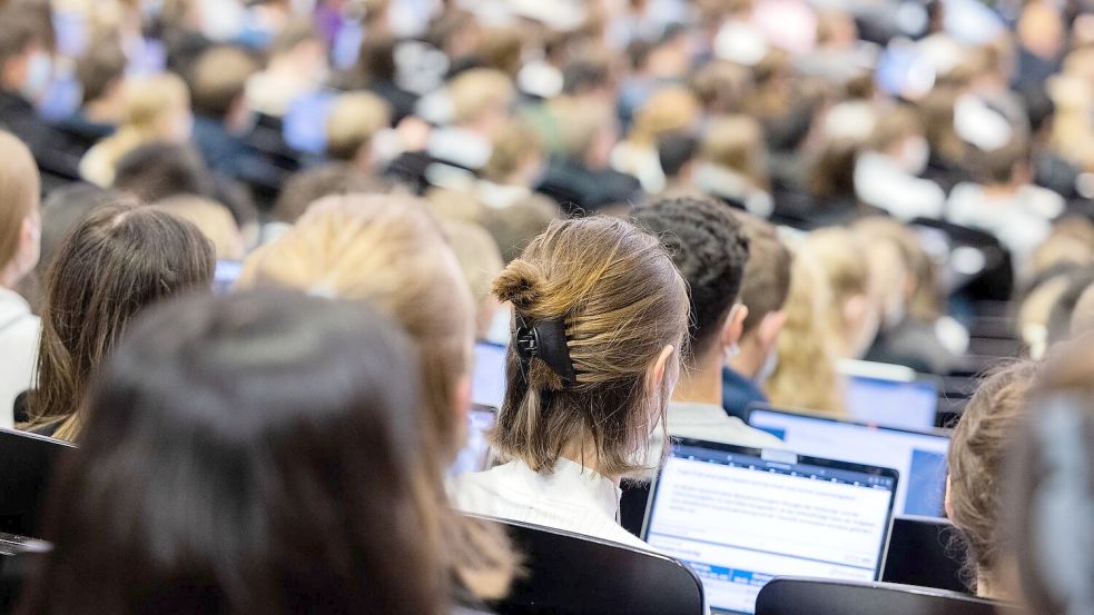 Junge Frauen beenden ihr Bachelor-Studium häufiger nach acht Semestern als junge Männer. (Symbolbild) Foto: Rolf Vennenbernd