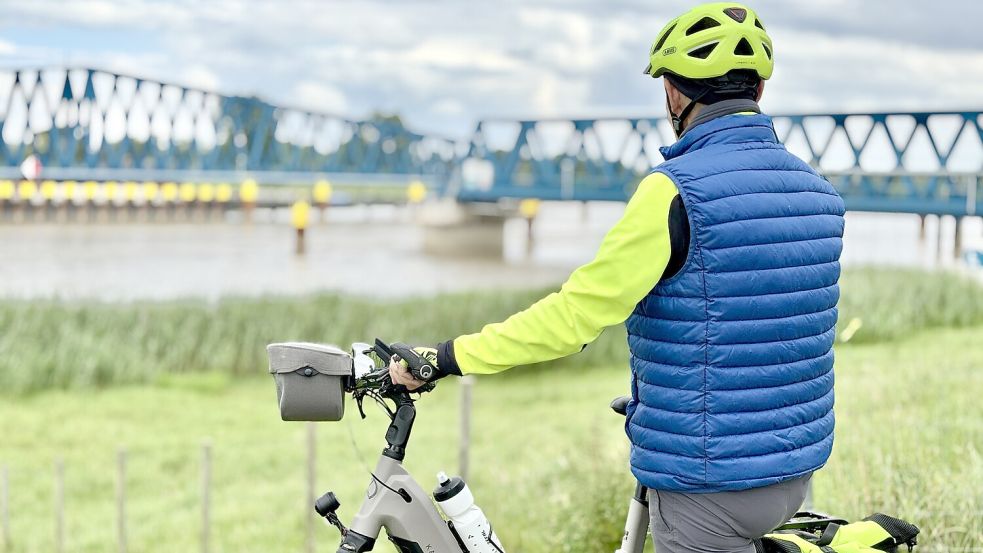 Radfahrer und Fußgänger können die Friesenbrücke bereits eingeschränkt passieren. Nun ändern sich die Öffnungszeiten. Foto: Klaus Ortgies/Archiv