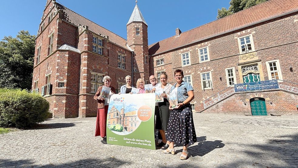 Die Haneburg verbinden viele mit der Volkshochschule Leer: Das neue Programm stellten die Fachbereichsleiterinnen Ursula Behrends (von links) und Marion Weber, die Vorstandsvorsitzende Doris Ulfers-Brand und ihr Stellvertreter Hermann Koenen, Juliane Blech (Öffentlichkeitsarbeit) und die pädagogische Leiterin Sabine Kasimir vor. Foto: Karin Lüppen