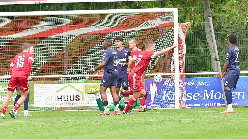 Felix Schütte erzielte hier in der 24. Minute bereits das 4:0 für TuRa Westrhauderfehn.  Foto: Hans Damm