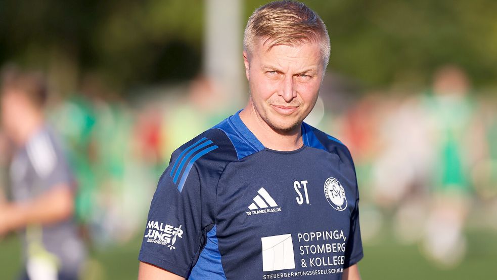 Riepe-Trainer Sören Tomljanovic erlebte einen denkwürdigen Fußballabend. Foto: Jens Doden/ Emden
