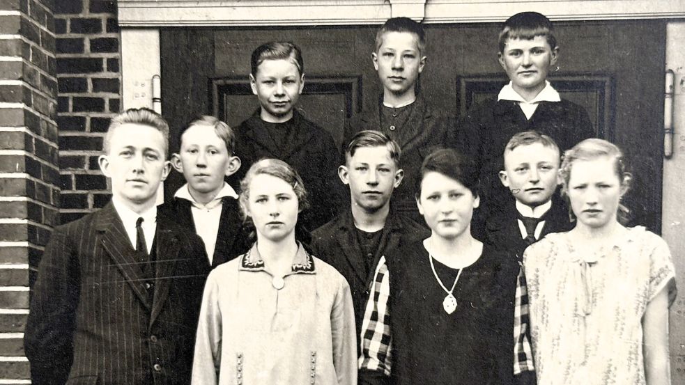 Cassen Lengert (links) mit seinen Schülern vor der Schule in Mullberg auf einem Abschlussfoto. Foto: Cassen Lengert