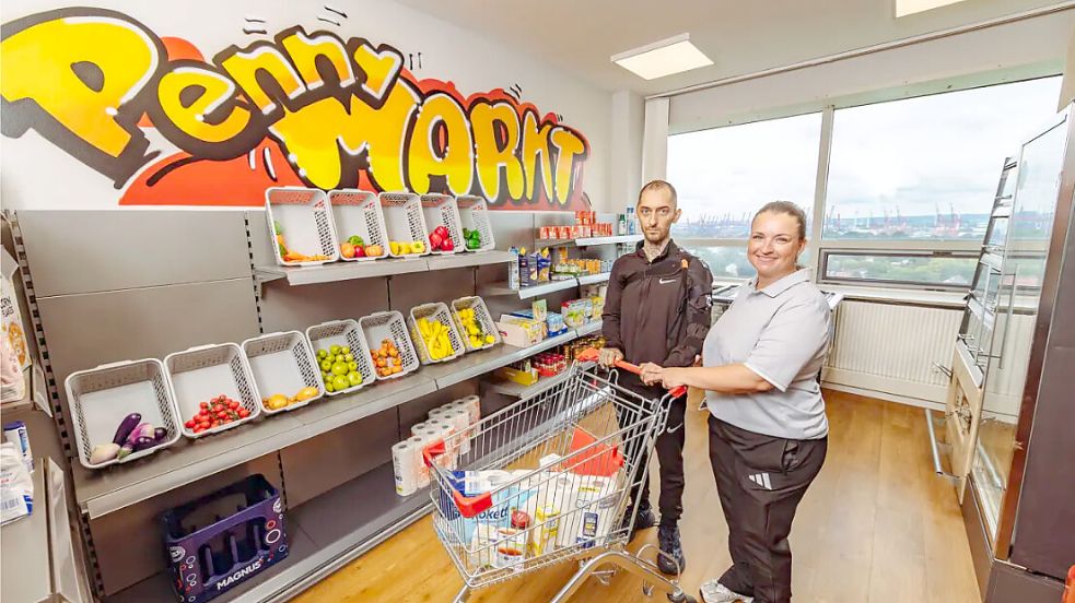 Patient Vedat Mustafa mit Ergotherapeutin Janina Philipps im neuen „Penny“: Hier bereitet sich der 27-Jährige auf eine Rückkehr in sein altes Leben vor. Foto: Florian Quandt