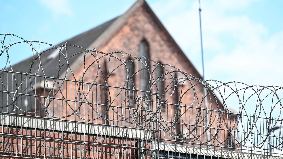 In der JVA Bremen sollen Bedienstete Drogen und Lebensmittel für Inhaftierte geschmuggelt haben. Foto: Sina Schuldt