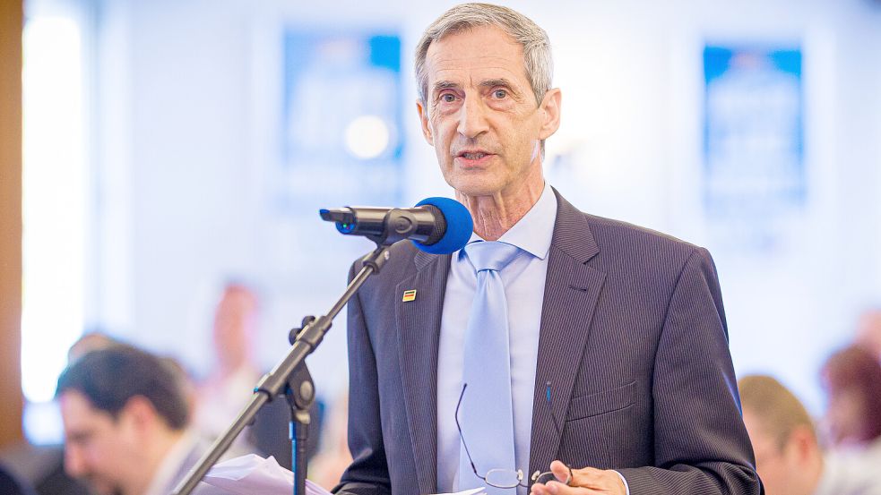 Arno Arndt, hier beim Landesparteitag der AfD Niedersachsen im Landkreis Oldenburg, ist neuer Vorsitzender der AfD Ostfriesland. DPA-Foto: Moritz Frankenberg