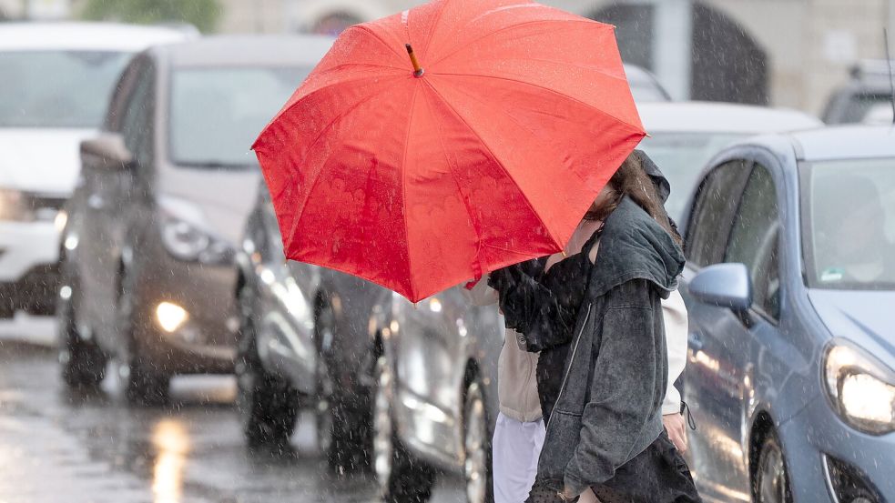 Den Schirm sollte man am Wochenende dabei haben. Symbolfoto: Sebastian Kahnert/dpa